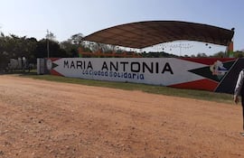 Mural colorido con 'MARIA ANTONIA - La Ciudad Solidaria' en un espacio al aire libre, sin personas visibles.