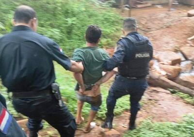 El hombre fue localizado y capturado tras un rastrillaje realizado por agentes policiales.