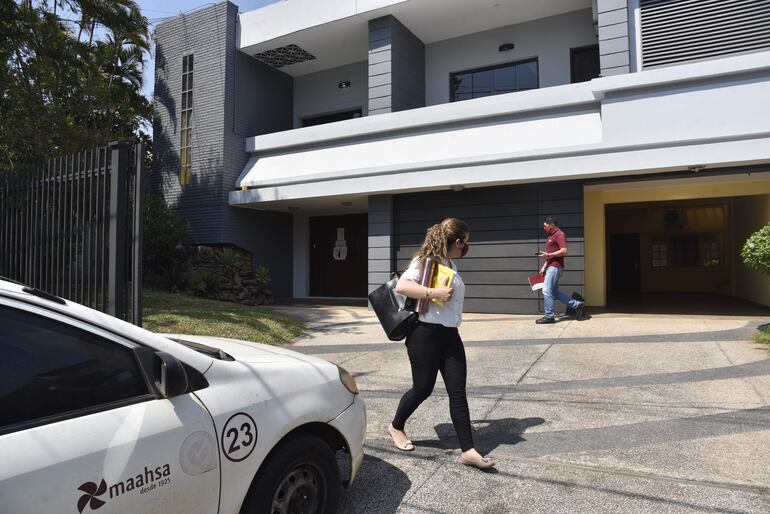 La periodista de ABC, Gabriela González, se retira de la oficina de Conajzar tras intentar retirar documentos solicitados con el expediente N° 44.542. Los funcionarios siquiera permitieron el acceso por orden de José Ortiz, presidente de la comisión. 