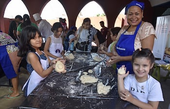 Niñas de la Loma San Jerónimo posan con sus chipas en la tradicional actividad del Chipa Apo, del Miércoles Santo.