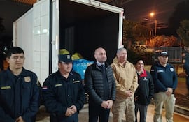 El fiscal Cristian González (campera negra), con una funcionaria del Ministerio Público y agentes de la Policía Nacional junto al camión que trajo a Mariano Roque Alonso las mercaderías incautadas tras el asalto en Yataity del Norte.