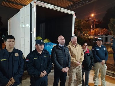 El fiscal Cristian González (campera negra), con una funcionaria del Ministerio Público y agentes de la Policía Nacional junto al camión que trajo a Mariano Roque Alonso las mercaderías incautadas tras el asalto en Yataity del Norte.