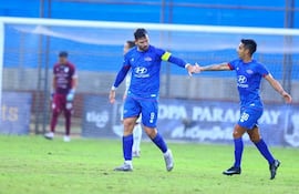 El delantero Sergio Daniel Dietze celebra el tanto ganador de Independiente de Campo Grande, junto a Diego Aguada, en el duelo ante Sportivo Ameliano disputado en Villeta.