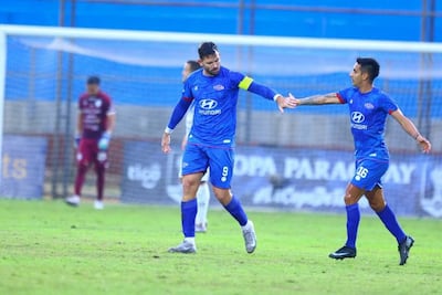 El delantero Sergio Daniel Dietze celebra el tanto ganador de Independiente de Campo Grande, junto a Diego Aguada, en el duelo ante Sportivo Ameliano disputado en Villeta.