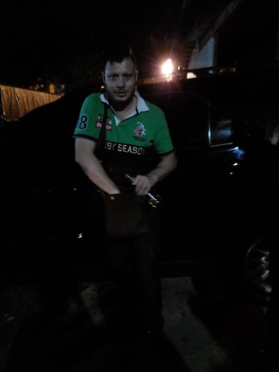 Derlis Ramón Morínigo Portillo cuando tocaba su bolsa bandolera como si fuera para sacar un arma, durante la amenaza.