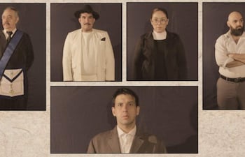 Cinco personas en un entorno formal. Hombre canoso con abrigo oscuro y cinta, mujer en postura autoritaria y otro hombre serio en traje blanco.