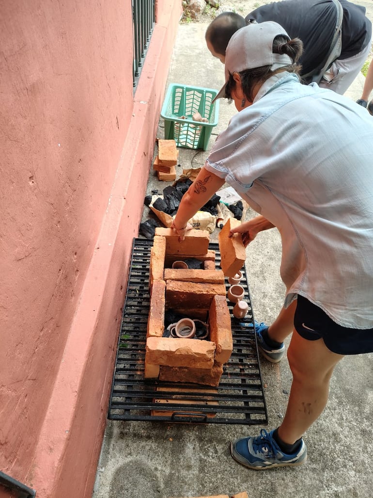 Ceramistas realizan talleres gratuitos de cerámica con técnicas artesanales en los que utilizan arcilla local.