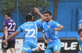 Marcelo Benítez (22) celebra con Víctor Velazco (9), en la agónica victoria de Resistencia contra Tacuary en el "Bajo", por 3-2.
