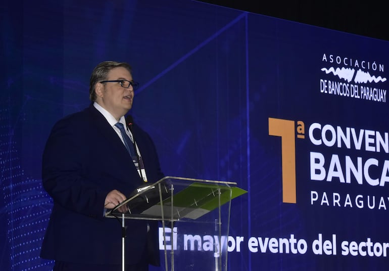 Osvaldo Serafini, presidente de la Asoban durante su intervención en la Primera Convención Bancaria Py 2025 en el Hotel Sheraton.