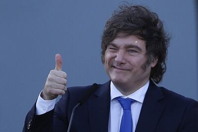 El presidente de Argentina, Javier Milei, saluda durante un evento de Gobierno este jueves, en el Complejo Penitenciario Federal, en Ezeiza (Argentina).