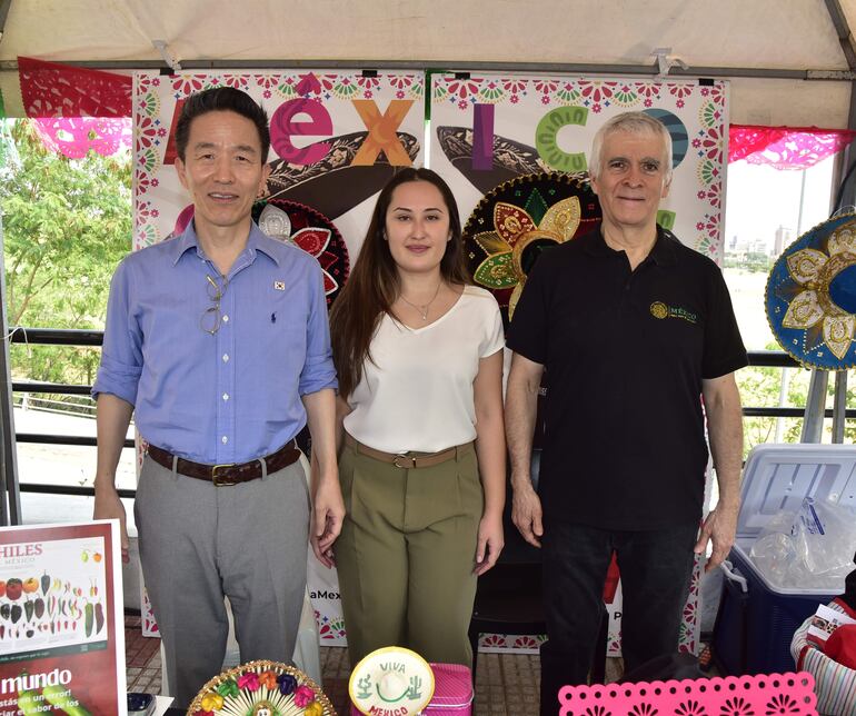 El embajador de Corea en Paraguay Chan-sik Yoon, la encargada de negocios de Turkiye Ecenur Kilia Ceyhan, y el embajador de México Juan Manuel Nungaray.