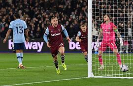 Jarrod Bowen marcó ayer tres goles para el West Ham ante el Brentford.