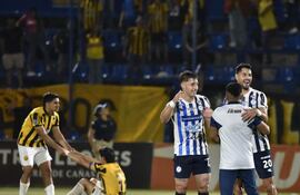 Los jugadores del 2 de Mayo de Pedro Juan Caballero celebran la victoria y la clasificación a la final de la Copa Paraguay en el partido frente a Guaraní en el estadio Luis Alfonso Giagni, en Villa Elisa, Paraguay.