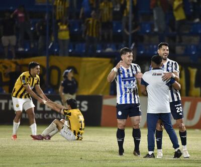 Los jugadores del 2 de Mayo de Pedro Juan Caballero celebran la victoria y la clasificación a la final de la Copa Paraguay en el partido frente a Guaraní en el estadio Luis Alfonso Giagni, en Villa Elisa, Paraguay.