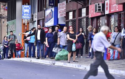 La gente sigue pasando un suplicio a la hora de tomar un colectivo por falta de buses en las calles.