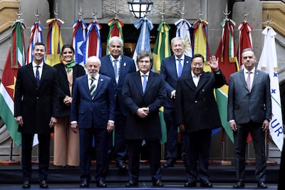 De izquierda a derecha el presidente de Paraguay, Santiago Peña, la vicepresidenta de Ecuador, Maria José Pinto, el presidente de Brasil, Luiz Inácio Lula da Silva, el presidente de Panamá, José Raúl Mulino, el presidente de Argentina, Javier Milei, el canciller de Chile, Alberto van Klaveren, el presidente de Bolivia, Luis Arce, y el presidente de Uruguay, Yamandú Orsi, durante la cumbre del Mercosur este jueves, en Buenos Aires (Argentina).