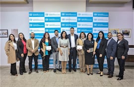 Dra. Sanie Romero de Velázquez (centro), rectora de la UNIBE, egresados y el representante de la OEI, Mario Fernández, participaron de la celebración del 53° aniversario de la institución.