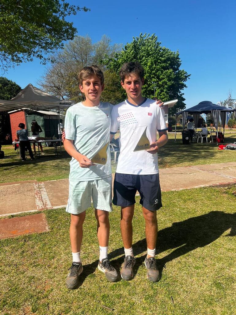 Álvaro Frutos y Nicolás Baena posan con sus trofeos de campeones de la Copa Argentina, en dobles 16 años.