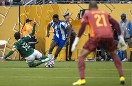 El paraguayo Gustavo Gómez, futbolista de Palmeiras, disputa el balón en un partido frente al Porto por la primera fecha del Grupo A del Mundial de Clubes 2025 en el estadio MetLife, en Nueva Jersey, Estados Unidos.