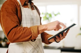 Mujer busca una receta en su tablet.