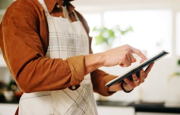 Mujer busca una receta en su tablet.
