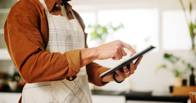 Mujer busca una receta en su tablet.