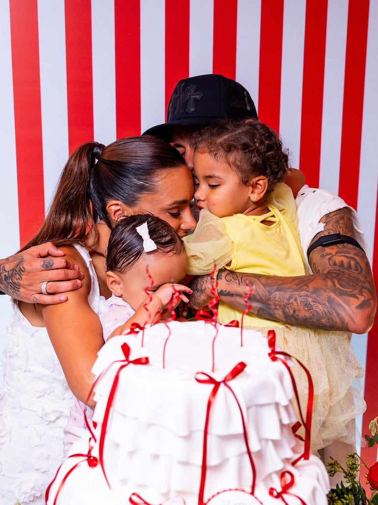 ¡Bella postal familiar! Neymar y Bruna Biancardi abrazados con sus hijas Mavie y Mel. (Instagram/Bruna Biancardi)