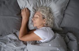 Mujer de la tercera edad durmiendo.