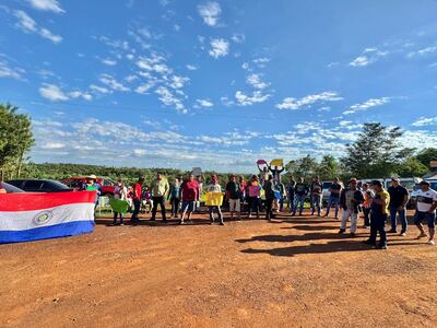 La manifestación de pobladores del km 24 y del km 30 se realizó frente a la sede regional del MOPC.