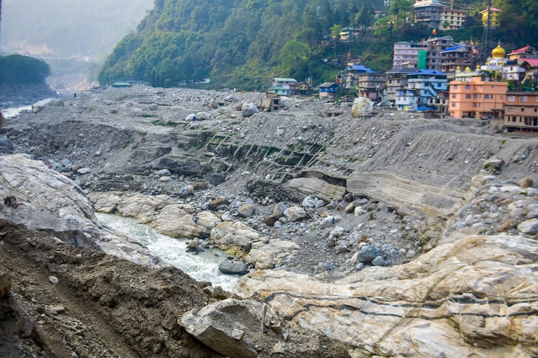 Sikkim, India, 20/05/2025. Riada o inundación repentina de gran magnitud, que dejó más de una docena de muertos. La imagen muestra el escenario tras el devastador paso de la inundación.