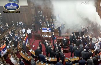 Este fotograma, tomado de un video difundido por la Asamblea Nacional de la República de Serbia el 4 de marzo de 2025, muestra a legisladores de la oposición activando un extintor de incendios durante la sesión de apertura de primavera del Parlamento, en apoyo a las protestas anticorrupción que sacuden al país. Las imágenes compartidas en línea muestran a los opositores sosteniendo bengalas de colores y lanzando lo que parecen ser botes de humo durante la sesión legislativa.