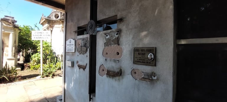 Exclusivo panteón del portón N° 3 de la Recoleta, saqueado en la mayoría de sus piezas de bronce.