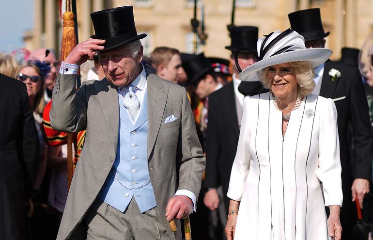 El rey Carlos III y la reina Camila llegando al Royal Garden Party en el Palacio de Buckingham.