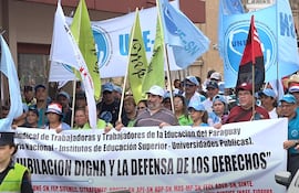 Manifestación de docentes el mes pasado, contra reformas en la caja fiscal. Los maestros volverán a las calles este sábado, esta vez para protestar contra falencias en el IPS y exigir la salida de Jorge Brítez.