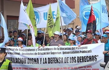 Manifestación de docentes el mes pasado, contra reformas en la caja fiscal. Los maestros volverán a las calles este sábado, esta vez para protestar contra falencias en el IPS y exigir la salida de Jorge Brítez.