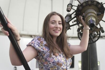 Astrónoma y estrella en Instagram y TikTok, Teresa Paneque es a los 26 años una de las divulgadoras científicas más populares de Chile. Su mayor aporte a la ciencia es Carlota, paradójicamente un personaje de ficción que motiva a las niñas a adentrarse en el estudio del universo.