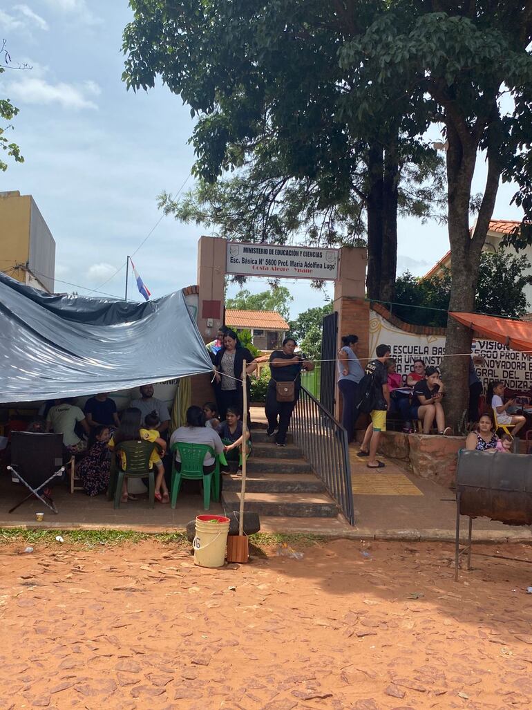 Agentes de la comisaría jurisdiccional montan guardia permanente en el lugar para evitar un nuevo ataque de los maleantes.