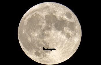 Hace más de 4.000 millones de años, cuando el Sistema Solar era joven y la Tierra se estaba formando, un objeto gigante del tamaño de Marte chocó contra nuestro planeta. Con el tiempo, los escombros de aquella colisión se compactaron y crearon un satélite natural, la Luna.