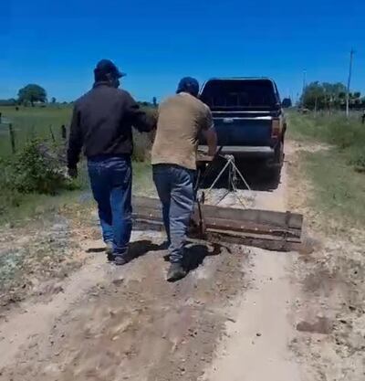 Pobladores de Estero Camba y Carandayty se ingenian para arreglar el camino en mal estado.