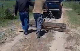 Pobladores de Estero Camba y Carandayty se ingenian para arreglar el camino en mal estado.