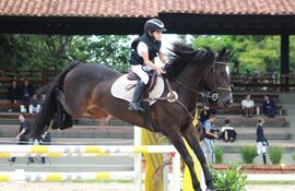 Violeta Báez con Cochabamba, campeona en 1.00 metro.