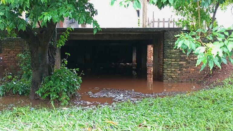 Una vivienda de Tajasuapé quedó bajo agua debido a cantidad de agua que no corre.