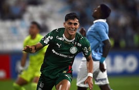El delantero paraguayo del Palmeiras, Ramón Sosa, celebra tras marcar el segundo gol de su equipo durante el partido de fútbol de la fase de grupos de la Copa Libertadores entre el Sporting Cristal de Perú y el Palmeiras de Brasil en el estadio Nacional de Lima