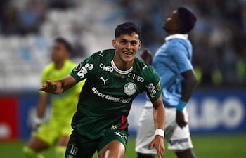 El delantero paraguayo del Palmeiras, Ramón Sosa, celebra tras marcar el segundo gol de su equipo durante el partido de fútbol de la fase de grupos de la Copa Libertadores entre el Sporting Cristal de Perú y el Palmeiras de Brasil en el estadio Nacional de Lima.