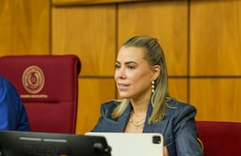 Lizarella Valiente (Senadora ANR) en reunión de Comisión Bicameral de seguimiento de informes de la Contraloria sobre presupuestos ejecutados.