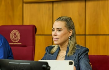 Lizarella Valiente (Senadora ANR) en reunión de Comisión Bicameral de seguimiento de informes de la Contraloria sobre presupuestos ejecutados.