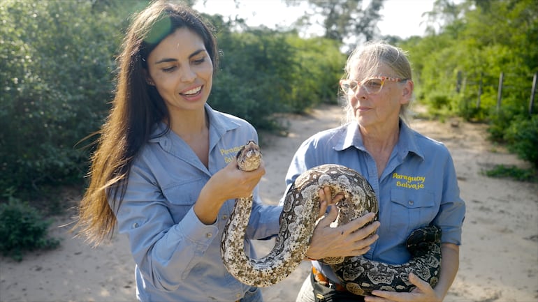 Elizabeth Ramos y Sabine Vinke, de "Paraguay salvaje", exhibiendo una boa en una de las escenas de la serie documental "Los tesoros escondidos del Paraguay".