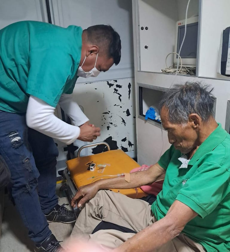 Un paciente indígena recibe atención en un precario lugar por un personal de la salud