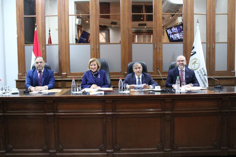 En forma presencial participaron la presidenta del JEM, Alicia Pucheta (c), el senador Mario Varela (i), el ministro de la Corte Manuel Ramírez Candia y el consejero Enrique Berni (d).