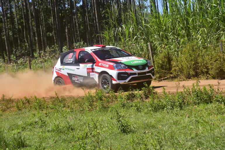 Riyosuke Shima y Patricio Rivas estuvieron ayer en el shake down con el Toyota Etios Rally4.